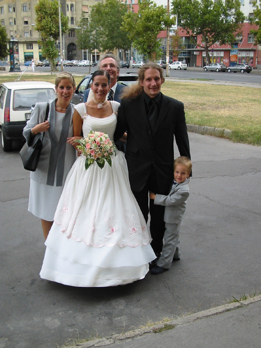 Indul a csald az eskvre